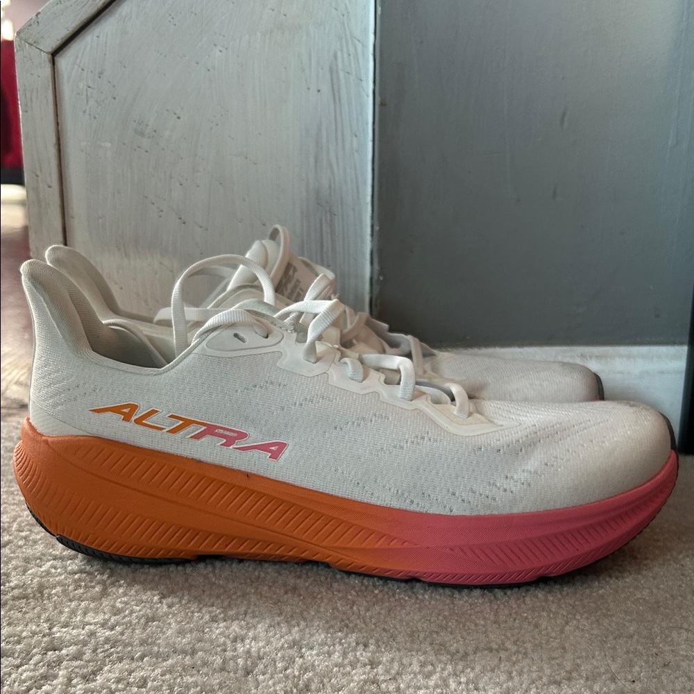 Women’s Altra Experience Flow 2 size 11 in white/pink